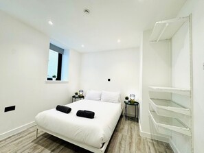 4 bedrooms, iron/ironing board, internet, bed sheets