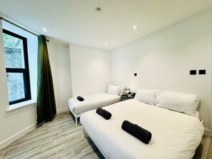 4 bedrooms, iron/ironing board, Internet, bed sheets