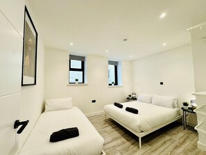 4 habitaciones, tabla de planchar con plancha, internet y ropa de cama 