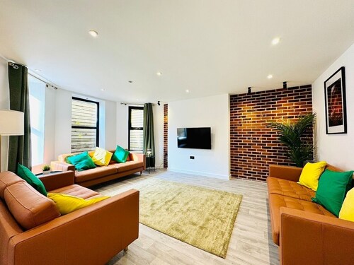 BIG Bournemouth 4-Bedroom - 2-Bathroom - Sleeps 10