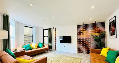 BIG Bournemouth 4-Bedroom - 2-Bathroom - Sleeps 10