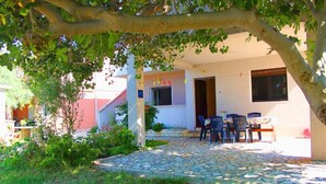 Apartment | Outdoor dining - Apartment in Dinjiska by the Beach (Pag)