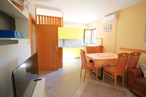 Apartment | Dining - Two Bedroom Apartment With sea View (Pag)