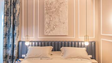 Un lit bien fait, avec deux oreillers, une tête de lit ornée de panneaux verticaux et un tableau abstrait accroché au mur.