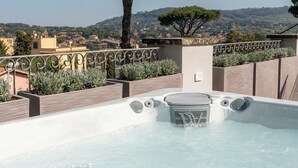 A rooftop pool with a clear view of the cityscape, surrounded by trees and a stone wall. - Villa Madre Suites e Private Spa (Grottaferrata)