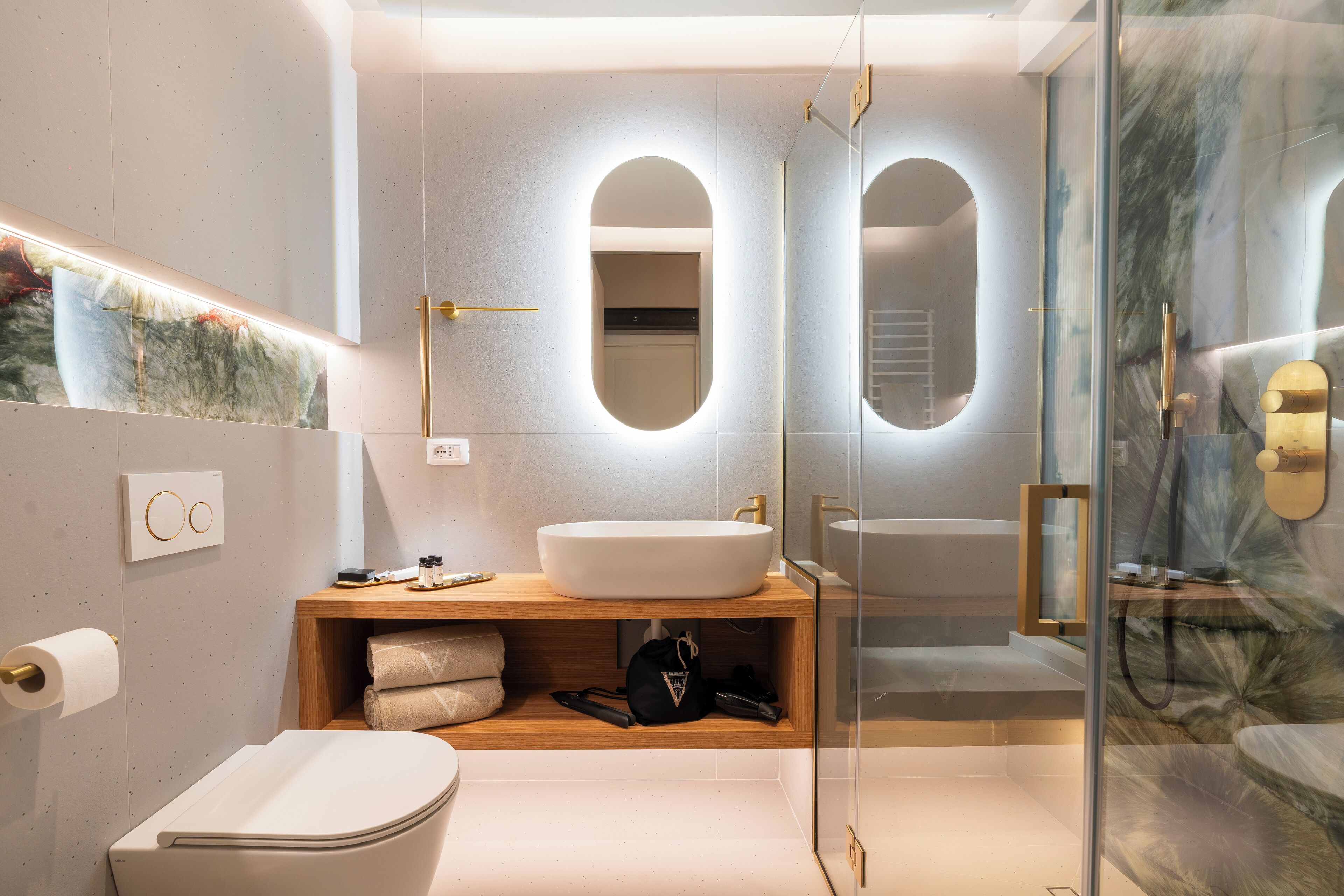 SMERALDO SUITE | Bathroom | Eco-friendly toiletries, hair dryer, bathrobes, slippers