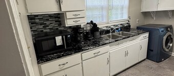 Charming clean 3 bedroom house, big bedrooms with king beds in Greensboro