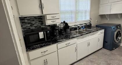 Charming clean 3 bedroom house, big bedrooms with king beds in Greensboro