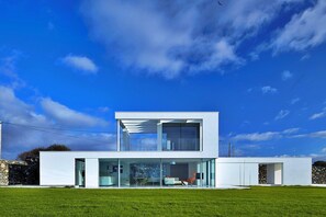 House | Exterior - Clifftop Retreat in Criccieth With Stunning Views (Criccieth)