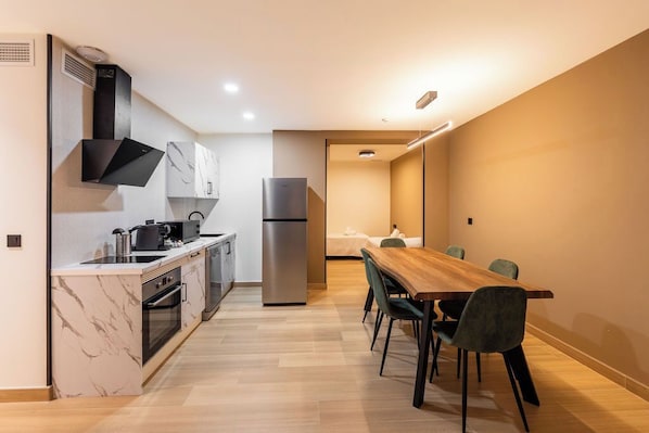 Deluxe Apartment | Private kitchen | Fridge, microwave, stovetop, coffee/tea maker