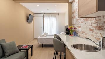 Deluxe studio, balkon | Privékeuken | Een koelkast, een microgolfoven, een kookplaat