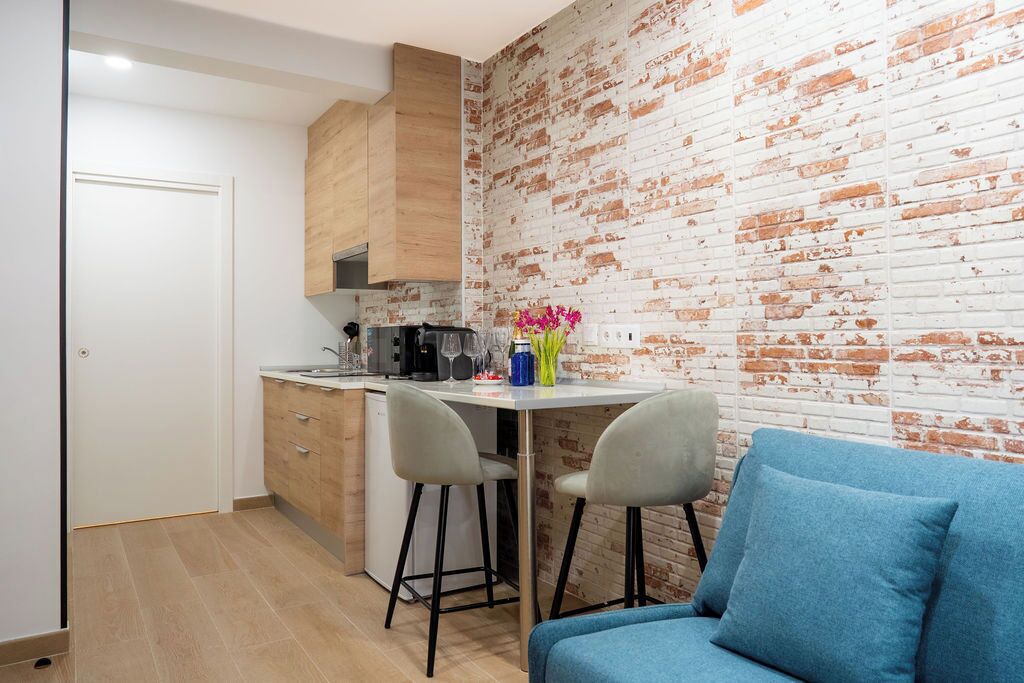 Deluxe studio, balkon | Privékeuken | Een koelkast, een microgolfoven, een kookplaat