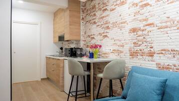 Deluxe studio, balkon | Privékeuken | Een koelkast, een microgolfoven, een kookplaat
