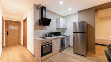 Departamento Deluxe | Cocina privada | Refrigerador, microondas, parrilla de estufa y cafetera y tetera