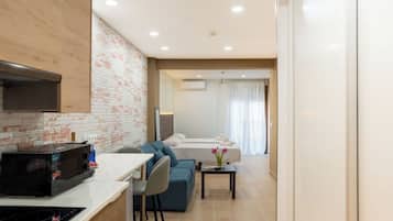 Deluxe studio, balkon | Privékeuken | Een koelkast, een microgolfoven, een kookplaat