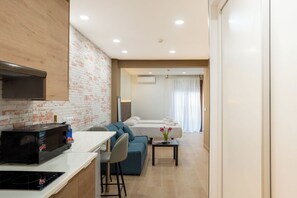 Studio – deluxe, balkong | Eget kjøkken | Kjøleskap, mikrobølgeovn, kokeplater og kaffetrakter/tekoker