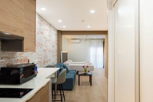 华丽开间, 阳台 | 私人厨房 | 冰箱、微波炉、炉灶、茶具/咖啡用具