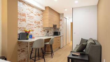 Deluxe studio, balkon | Privékeuken | Een koelkast, een microgolfoven, een kookplaat