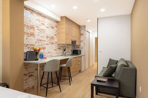 Studio – deluxe, balkong | Eget kjøkken | Kjøleskap, mikrobølgeovn, kokeplater og kaffetrakter/tekoker