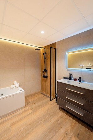 Deluxe Apartment | Bathroom | Free toiletries, hair dryer, towels, soap - Emily Suites (Benidorm)