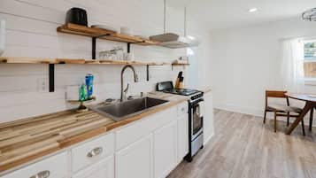 Køleskab, mikrobølgeovn, ovn, kogeplade