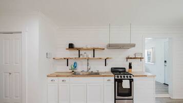 Køleskab, mikrobølgeovn, ovn, kogeplade