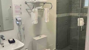 Un baño con lavamanos, inodoro y ducha.