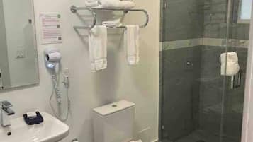 Een haardroger, handdoeken, zeep, toiletpapier