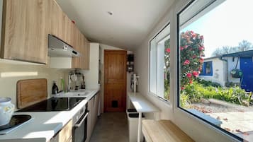 Een koelkast, een microgolfoven, een oven, een kookplaat