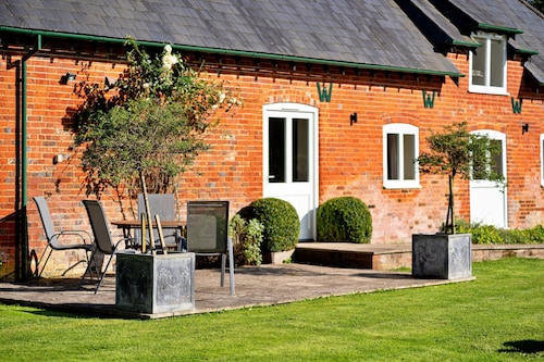 2 Bedroom Cottage in Barton Stacey, No Deposit