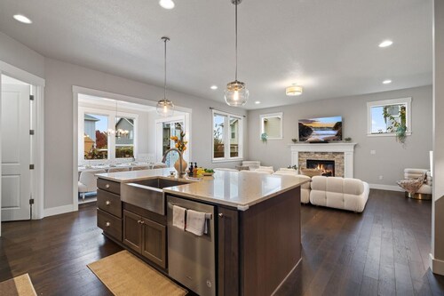 Luxury 5BD 4BT Home, 15min to DT Portland, Game Room, NatureTrails, Free Parking