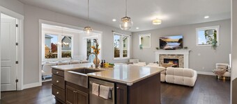 Luxury 5BD 4BT Home, 15min to DT Portland, Game Room, NatureTrails, Free Parking