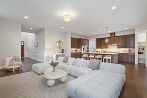 スマートテレビ、暖炉、卓球台、書庫