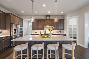 冷蔵庫、電子レンジ、オーブン、コンロ