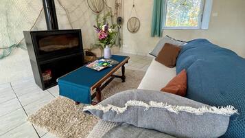 Télévision, table de tennis de table, livres