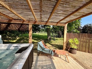 Outdoor spa tub - Family house with private jacuzzi, Near Saint Jacut beach, Lancieux, Dinard (Créhen)