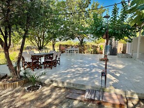 Outdoor dining - Aura House - Serene and breezy home under pines (KALIPADO)