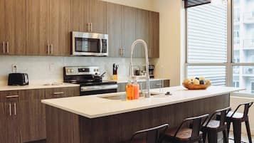 Coffee/tea maker, fridge, microwave, oven