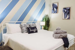 1 slaapkamer, een bureau, een strijkplank/strijkijzer, reisbedje
