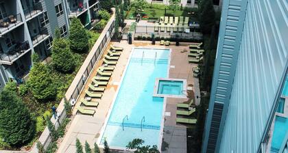 Lavish Apartment in the Heart of Louisville! Pool, Hot Tub, Gym, & Virtual Golf!