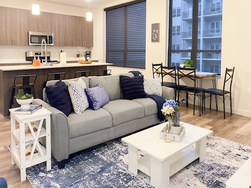 Lavish Apartment in the Heart of Louisville! Pool, Hot Tub, Gym, & Virtual Golf!