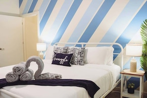 1 chambre, bureau, fer et planche à repasser, lit de bébé portatif