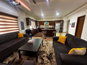 Smart TV - (5) 3-bedroom quiet apartment with free parking, balcony & sitting areas. (Amman)