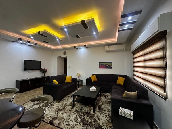 Smart TV - (5) 3-bedroom quiet apartment with free parking, balcony & sitting areas. (Amman)