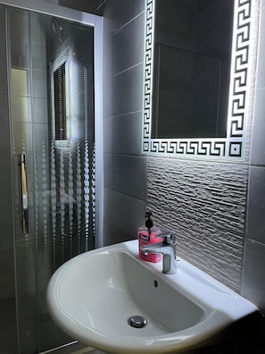 Dusche, Haartrockner, Bidet, Handtücher