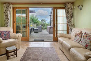 House | Living room - Cottage in Conwy With Hot Tub & Mountain Views (Colwyn Bay)
