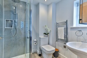 Apartment | Bathroom | Hair dryer, towels, toilet paper