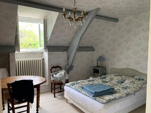5 bedrooms, iron/ironing board, WiFi, bed sheets