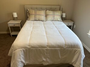 3 chambres, coffres-forts dans les chambres, fer et planche à repasser