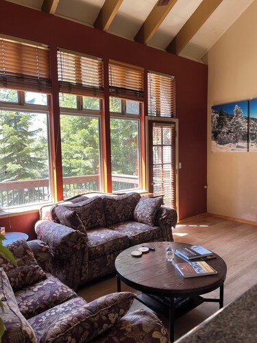 Pets! Walk to Lake! On the Bike Trail! Close to town!